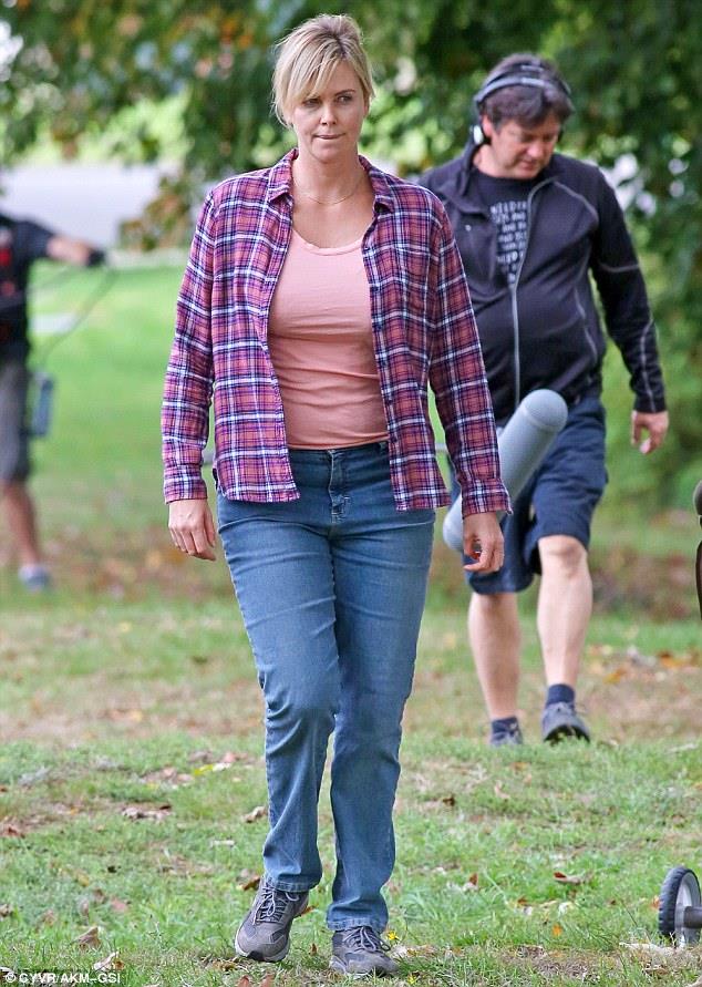 Charlize Theron sul set di Tully Charlize Theron durante le riprese di Tully