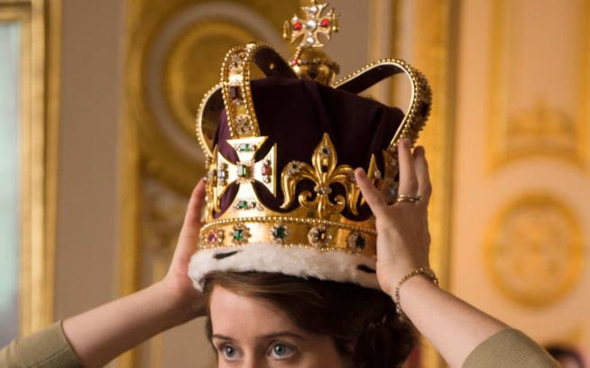 Claire Foy in The Crown Claire Foy indossa la corona in The Crown