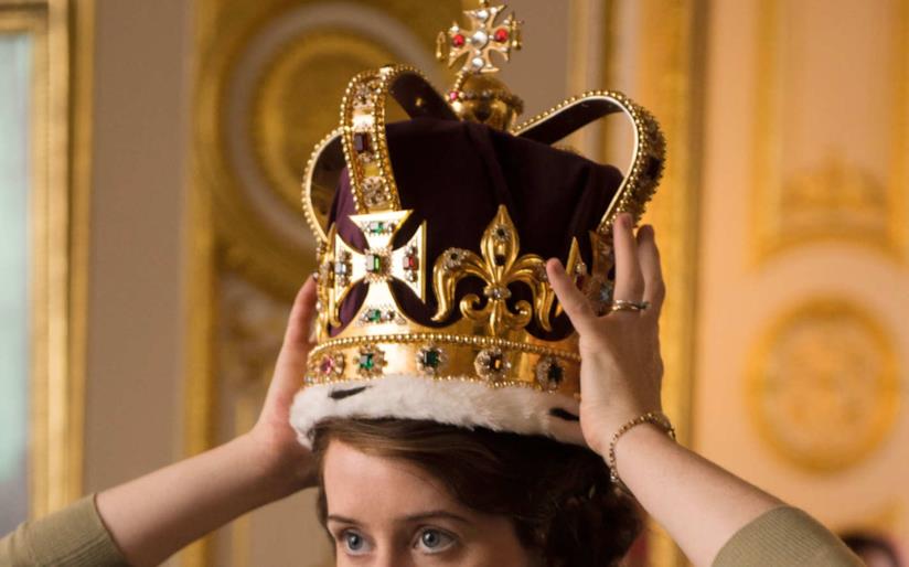 Claire Foy in The Crown Claire Foy indossa la corona in The Crown