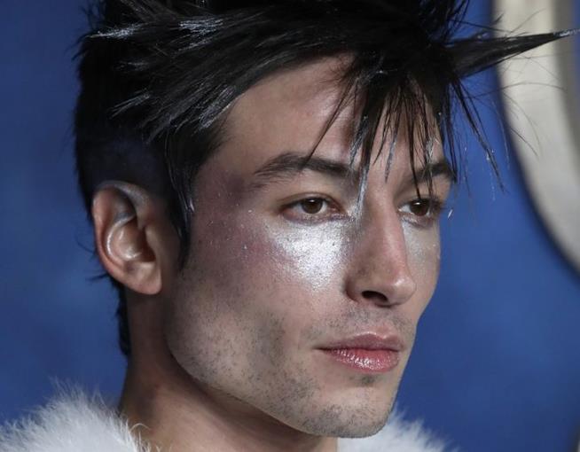 Ezra Miller sul red carpet di Animali fantastici: I Crimini di Grindelwald Ezra Miller sul tappeto rosso a Londra