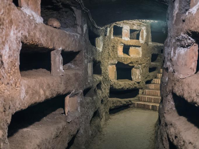 Catacombe di San Pancrazio a Roma. Uno stretto cunicolo delle Catacombe di San Pancrazio.