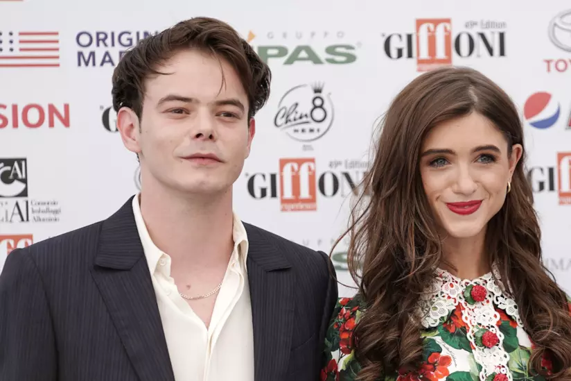 Stranger Things, Natalia Dyer e Charlie Heaton teneramente a New York Natalia Dyer e Charlie Heaton