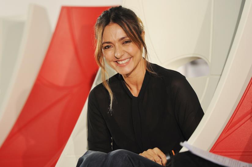 Ambra torna su Instagram con un nuovo ironico post Ambra Angiolini