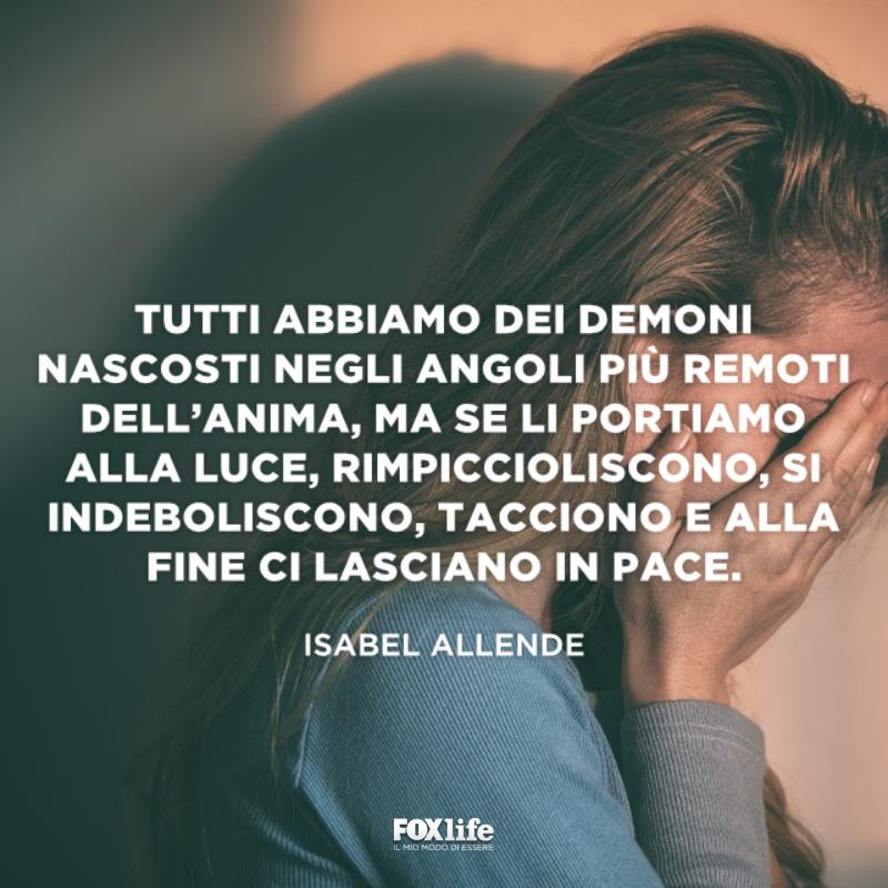 Frase sui demoni interiori Ragazza con le mani sul volto