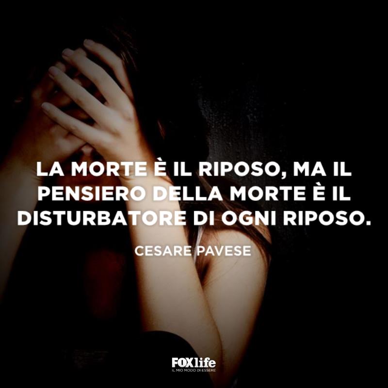 Frase triste Ragazza si copre il viso con le mani