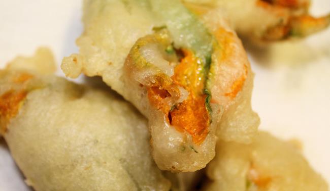 Fiori di zucca pastellati: la ricetta con la pastella con acqua, uovo e farina Fiori di zucca pastellati