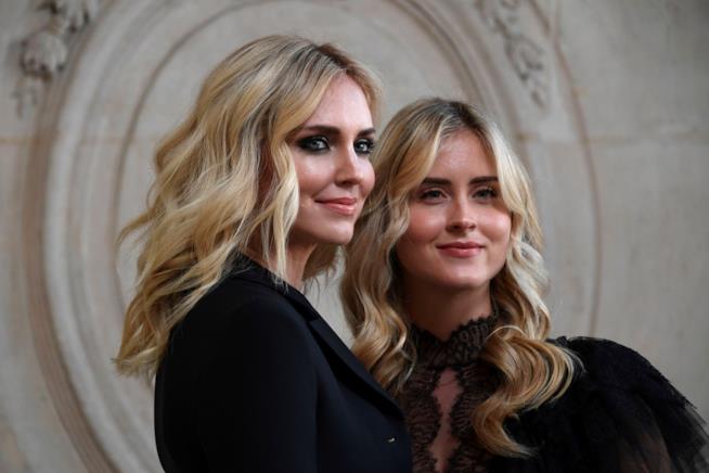 La lettera della madre di Chiara Ferragni alle figlie Chiara Ferragni e Valentina Ferragni a un evento