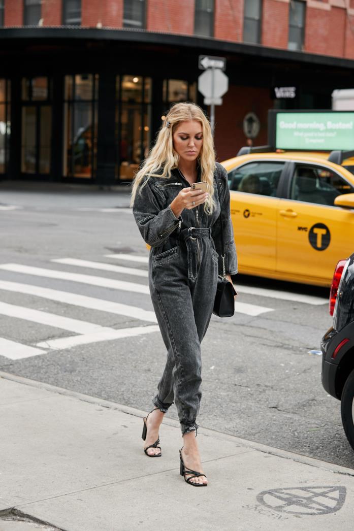 Jumpsuit in denim indossata con sandali con il tacco Jumpsuit in denim abbinata a sandali con il tacco