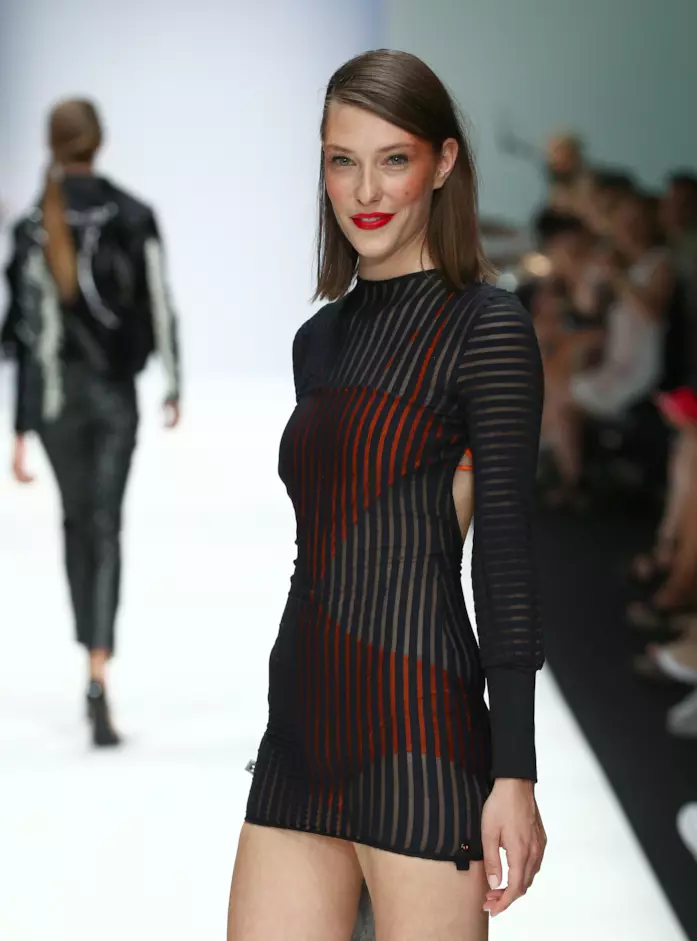 Outfit costume rosso intero con tubino trasparente Tubino trasparente nero con costume intero con taglio asimmetrico rosso
