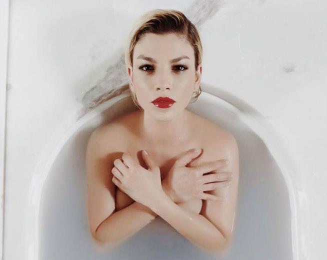Emma Marrone è stata criticata sui social per delle foto molto sexy Emma Marrone nello spot di YSL Beauty