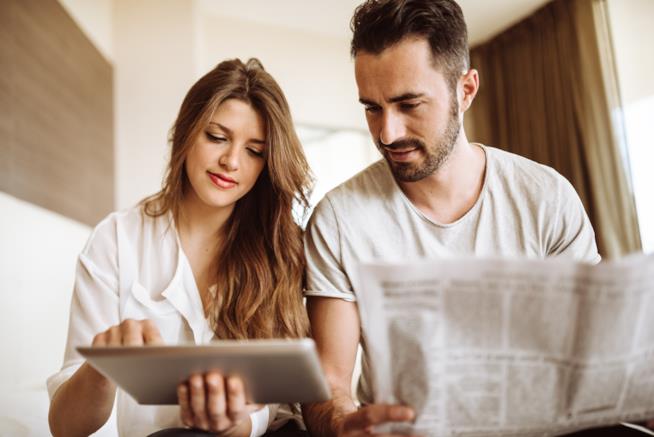 Un tablet per disegnare, prendere appunti e leggere fumetti e quotidiani: ecco E-Pad. Una donna che usa il tablet, un uomo che legge il giornale.