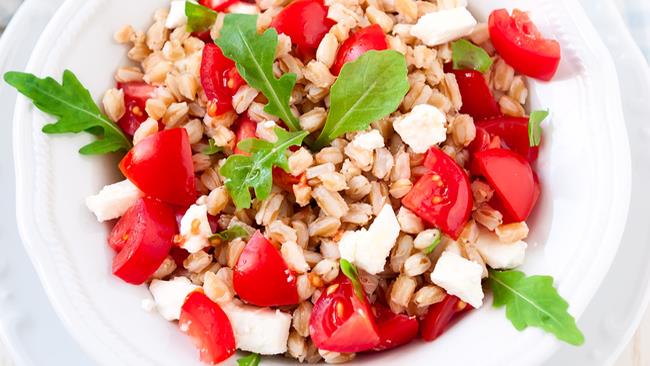 Insalata di orzo Insalata di orzo con pomodorini e feta