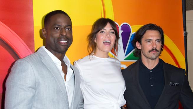 NBC ha rinnovato This is Us per le stagioni 2 e 3 Sterling K. Brown, Mandy Moore e Milo Ventimiglia posano per i fotografi