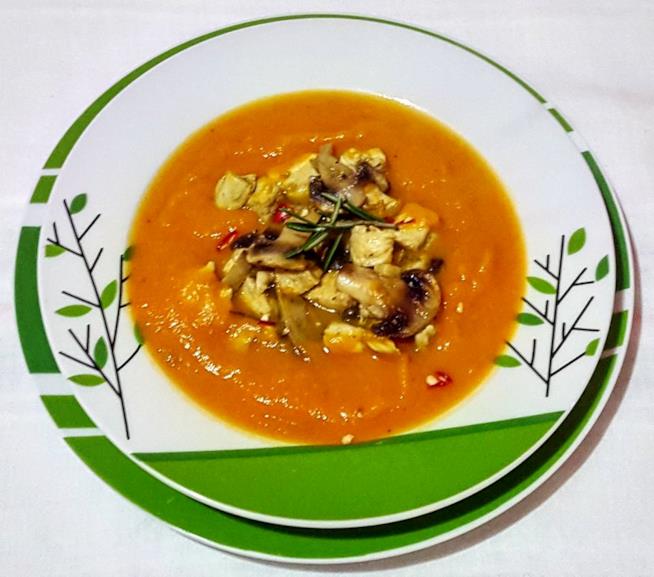 Crema di zucca con bocconcini di petto di pollo e funghi Petto di pollo su letto di zucca frullata
