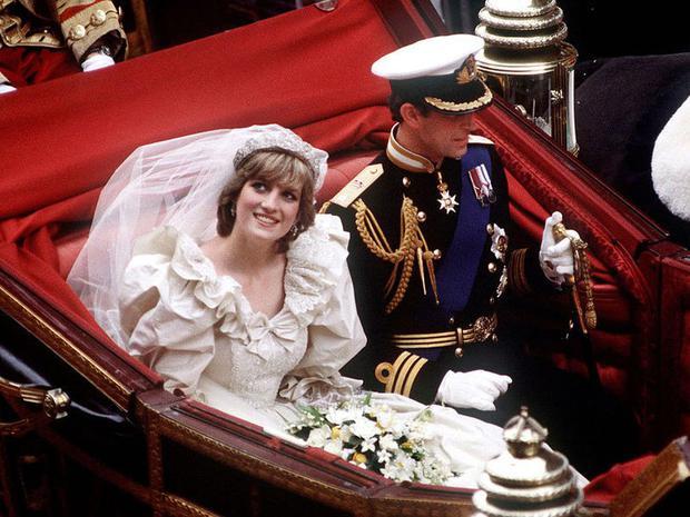 Carlo e Diana nel giorno del matrimonio Carlo e Diana sposi