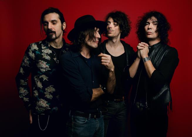 Il fuoco in una stanza è il nuovo album degli Zen Circus Gli Zen Circus, in piedi, su uno sfondo rosso