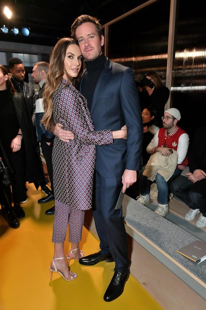 Armie Hammer e tutti gli altri attori ospiti alla New York Fashion Week Armie Hammer e la moglie Elizabeth Chambers da Boss Menswear