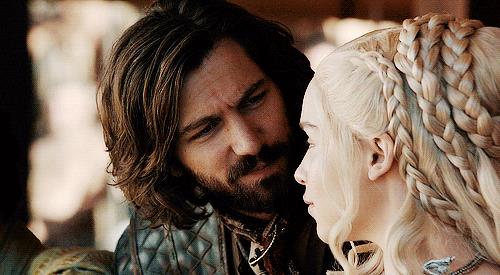 Daario e Dany Daario guarda intensamente Daenerys