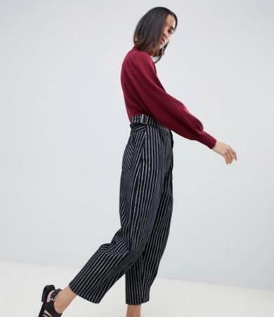 Maglione corto con collo alto e maniche voluminose