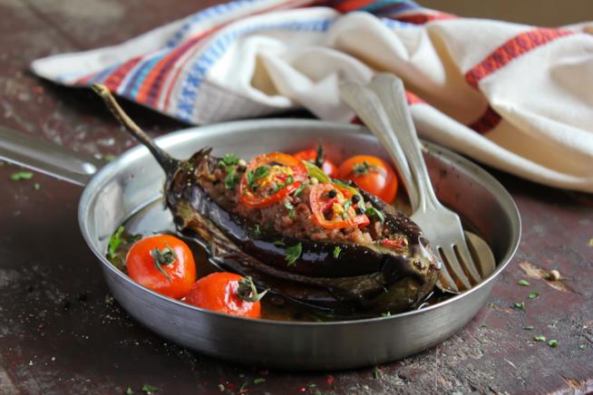 La ricetta delle melanzane farcite con carne e pomodorini. Melanzane ripiene di carne: la ricetta