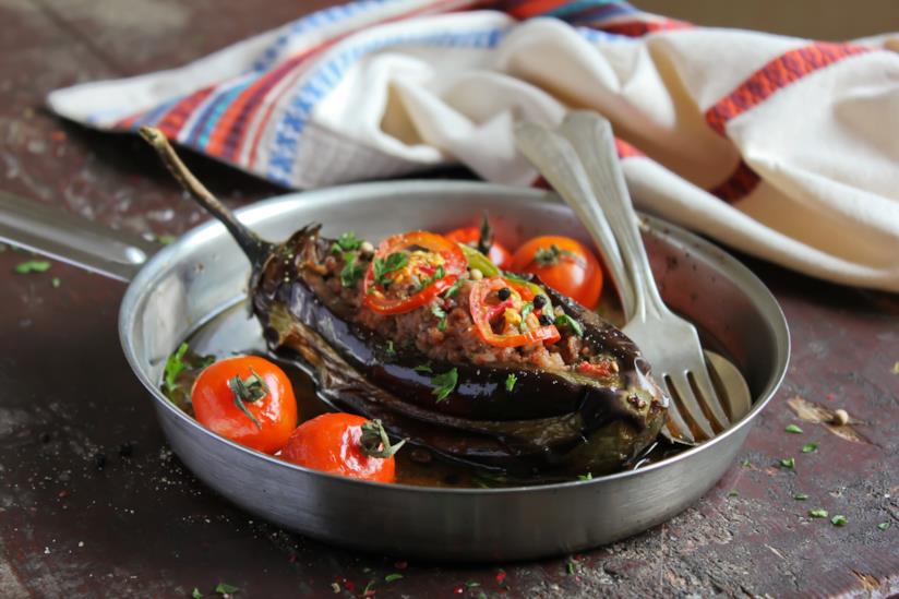 La ricetta delle melanzane farcite con carne e pomodorini. Melanzane ripiene di carne: la ricetta