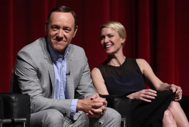 Robin Wright difende Kevin Spacey Robin Wright e Kevin Spacey a un talk