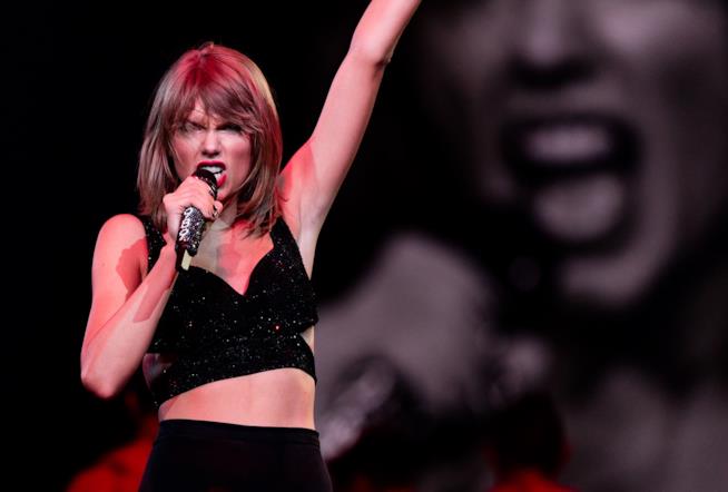 Taylor Swift durante un'esibizione Taylor Swift
