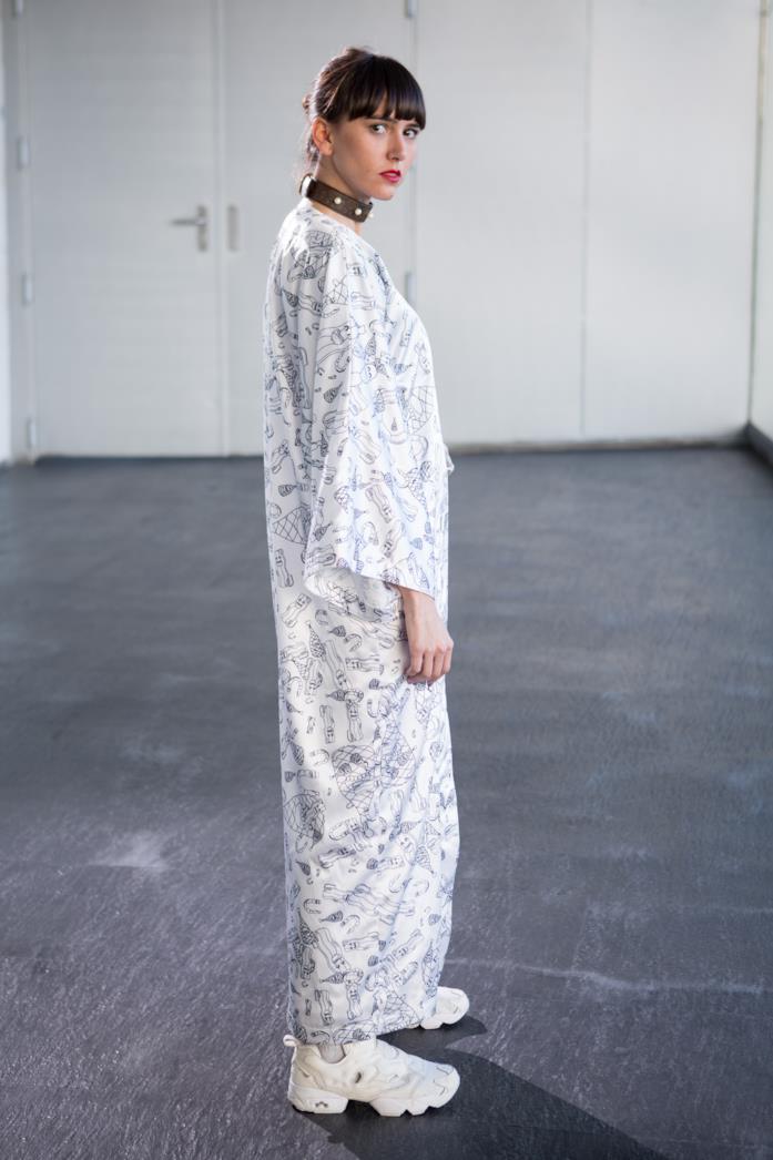 Outfit casual con sneakers Outfit casual con sneakers bianche e long dress fantasia