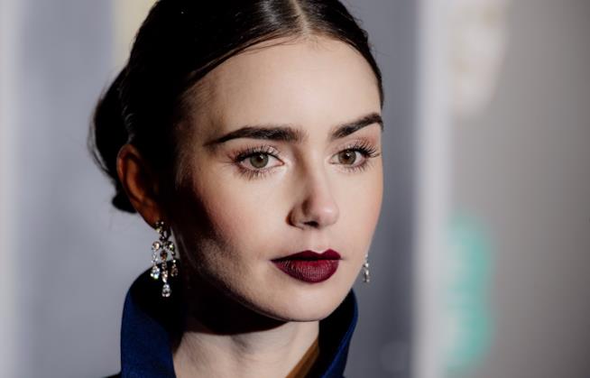 Lily Collins protagonista di Emily in Paris Lily Collins in primo piano