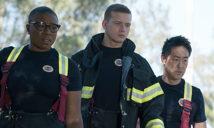 911: un'immagine dal primo episodio della seconda stagione, Sotto Pressione 911: i protagonisti in un'immagine dalla seconda stagione