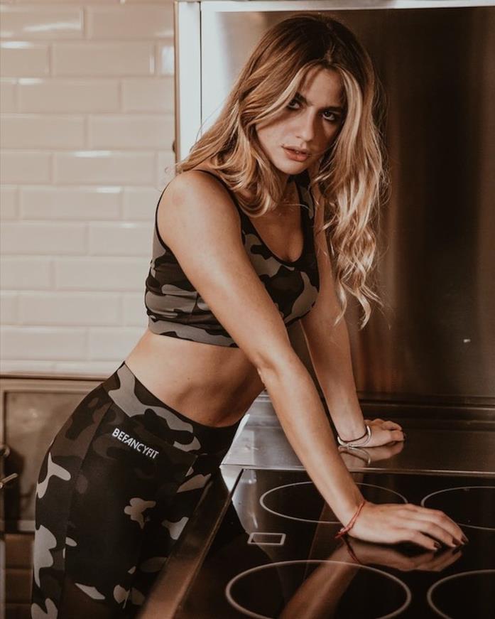 Cristina Marino Cristina Marino indossa la sua linea di abbigliamento fitness Befancyfit