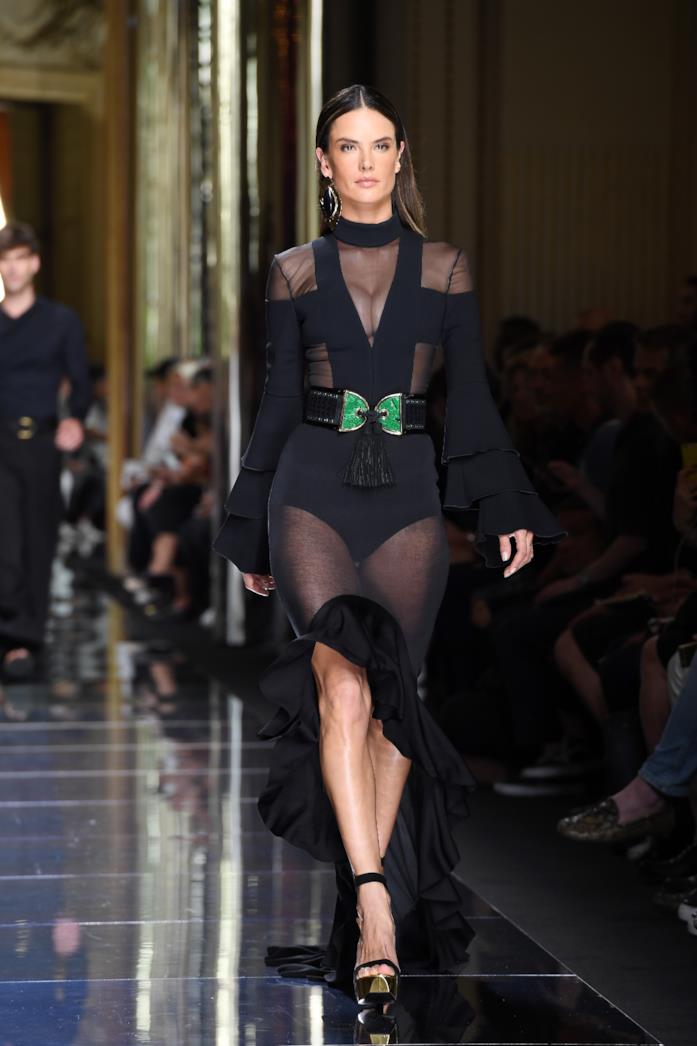 La top in passerella Alessandra Ambrosio in passerella