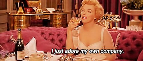 Marylin Monroe una gif di Marylin Monroe felice di essere single