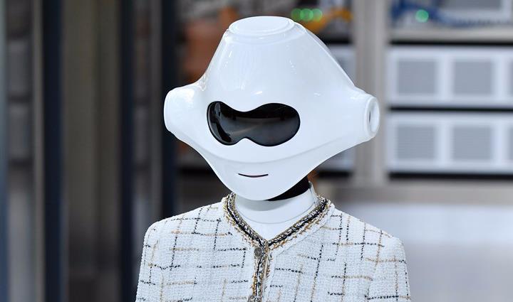 Un'immagine dalla sfilata Chanel 2017