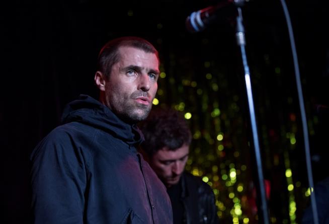 Liam Gallagher sarà a Conegliano e Roma a novembre Liam Gallagher sopra il palco, davanti al microfono con in mano un tamburello