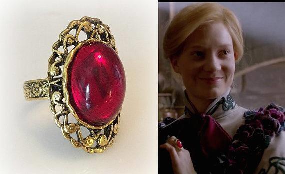 Replica dell'anello indossato da Mia Wasikowska in Crimson Peak Replica dell'anello di Mia Wasikowska in Crimson Peak e un fotogramma dell'attrice che lo indossa