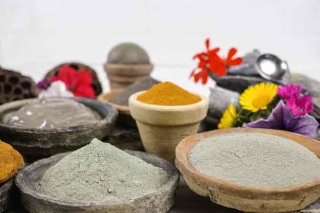 La numerosa varietà delle argille, una cura naturale di bellezza Tipi di argille beige, bianche e rosse