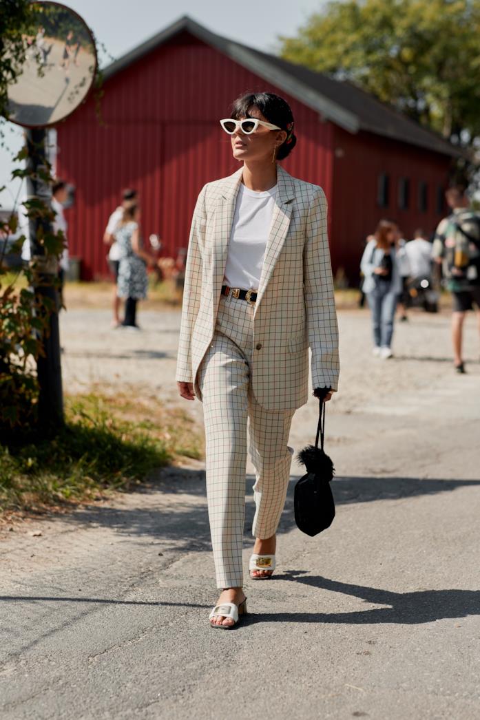 Outfit casual per ufficio Outfit casual per ufficio completo giacca e pantalone a quadri chiaro