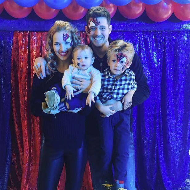 Michael Bublé appare per la prima volta in pubblico dopo la malattia di Noah Michael Bublé con sua moglie e i loro figli