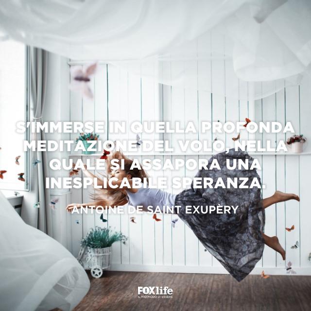 Frase bellezza volo Ragazza sospesa in una stanza
