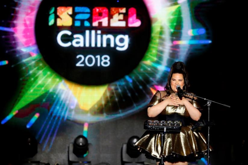 L'israeliana Netta, in gara all'Eurovision Netta, di fronte al microfono, con alle spalle la scritta Israel Calling 2018