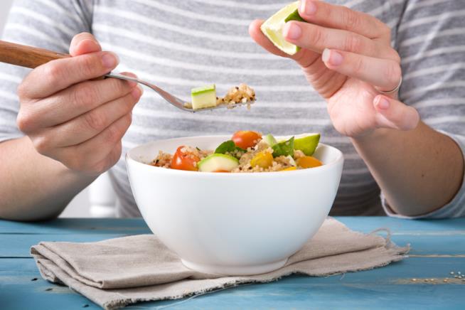 La quinoa è uno degli alimenti senza glutine più amati La quinoa è un alimento senza glutine amato e usato anche per insalate