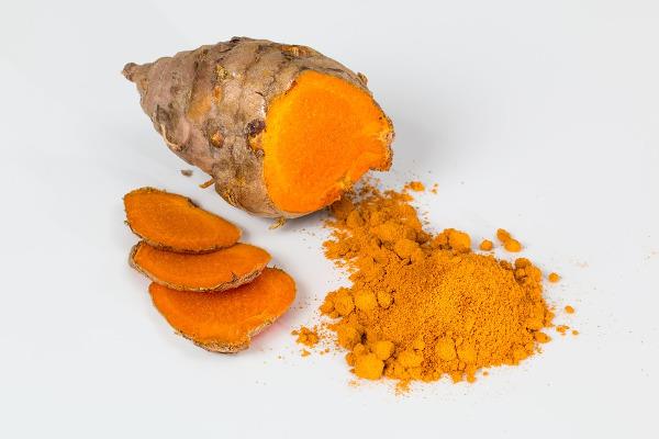Curcuma, spezia indicata contro le macchie della pelle Curcuma