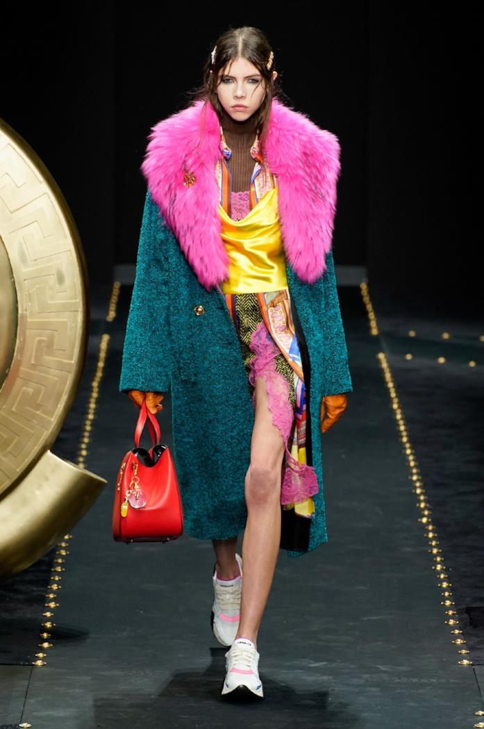 Mix di colori in passerella da Versace Colori e fantasia al potere per il look Versace