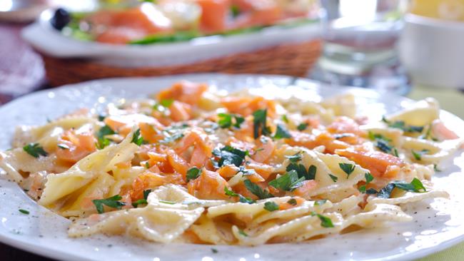 Farfalle al salmone, insaporite con panna e vodka Farfalle al salmone