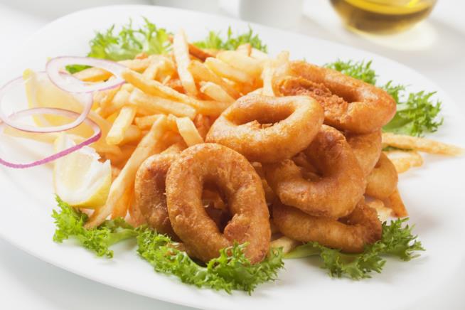 Calamari fritti con impanatura croccante Anelli di calamari fritti