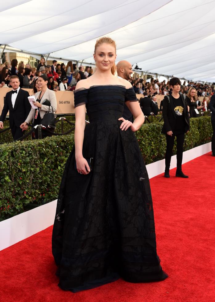In nero, con le spalle scoperte, sul red carpet Sophie Turner sul red carpet