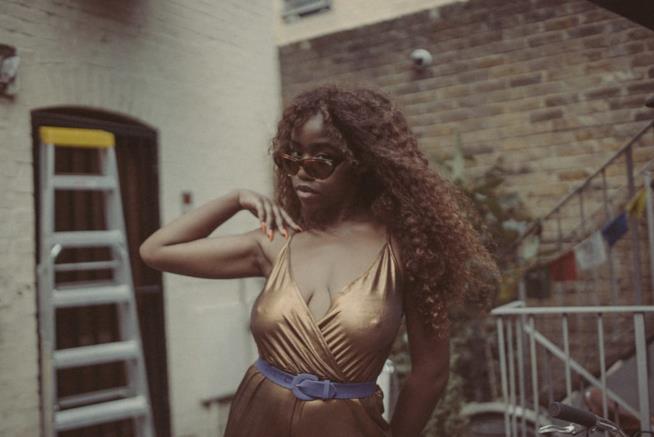 La blogger Slumflower ha lanciato il movimento #SaggyBoobsMatter, per l'accettazione del seno cadente La blogger Slumflower