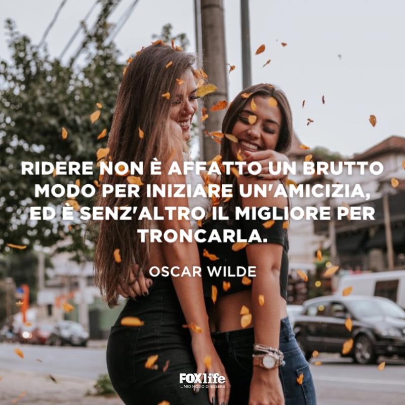 Frase ridere Ragazze insieme sorridono