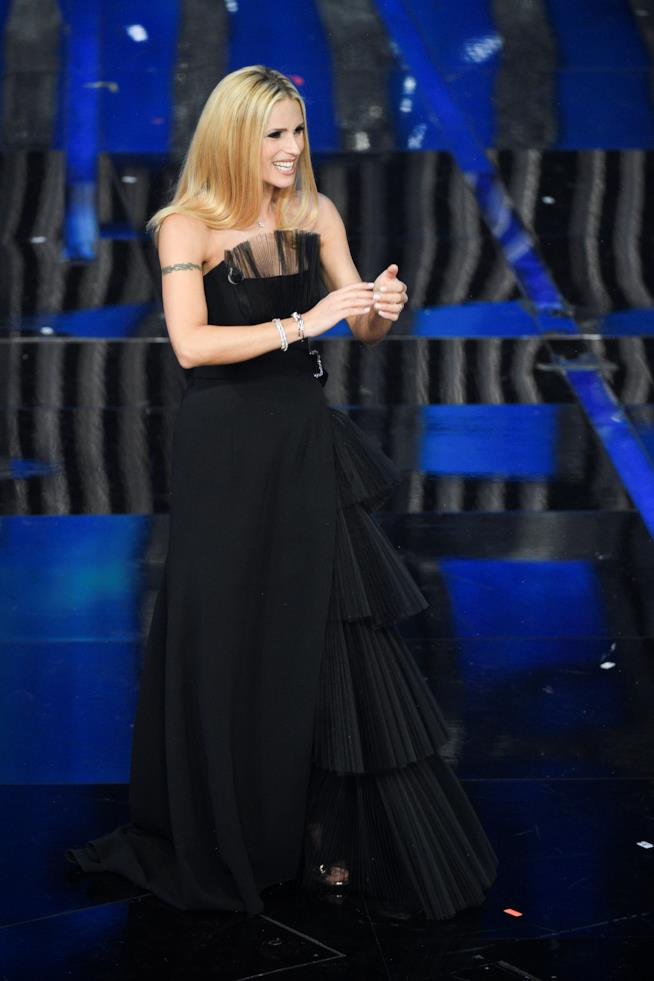 Abito nero con ricami oro firmato da Alberta Ferretti per Michelle Hunziker durante la seconda serata di Sanremo 2018 Abito nero con ricami oro firmato da Alberta Ferretti per Michelle Hunziker durante la seconda serata di Sanremo 2018